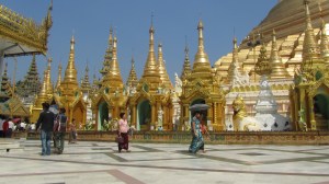 Shwedagon Pagoda u Yangonu - definitivno prekrasno mjesto. Moje fotke ga nazalost ne mogu dočarat  al jbg