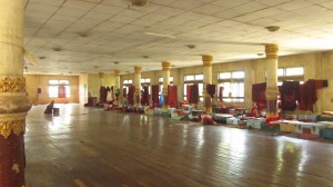 Škola a redivnike - ogromno zdanje, u lošem stanju