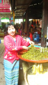 ...Koji se jede s prženim kikirikijem ...jako, jako fino. Čaj je začinjen i malo mokar