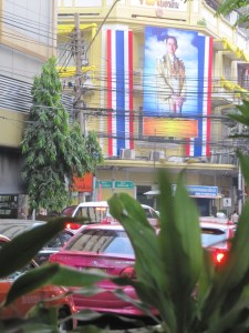 Slika kralja na jednoj zgradni - bacite oko na žice :) 